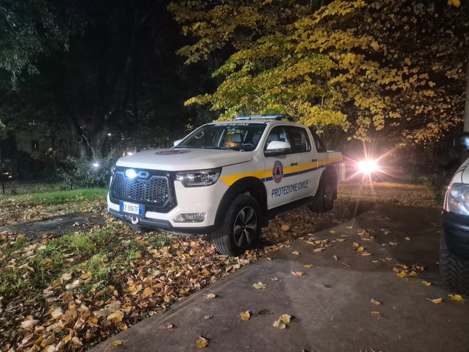 Veicolo pickup della Protezione Civile in azione notturna
