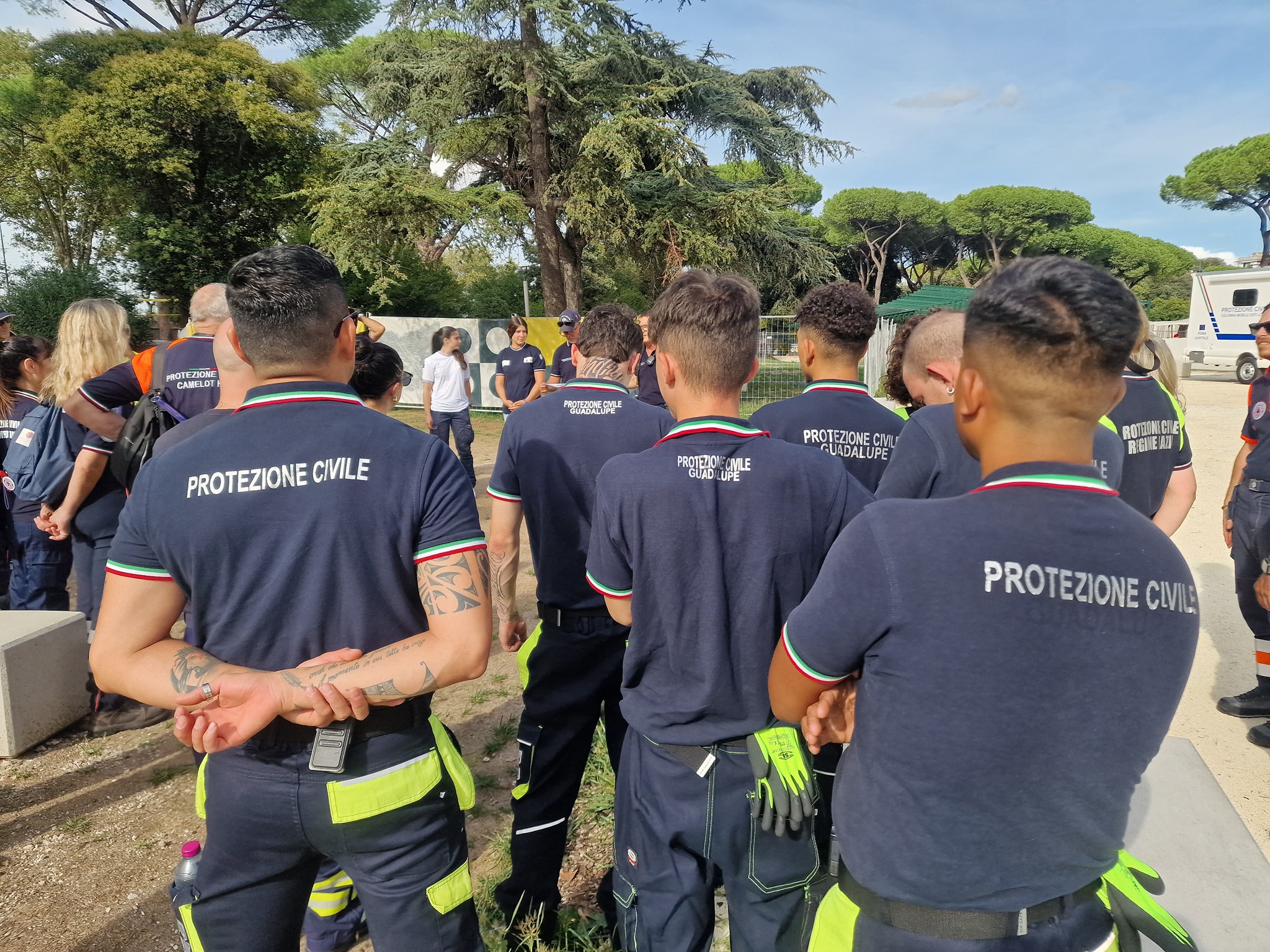 Volontari di spalle durante un intervento